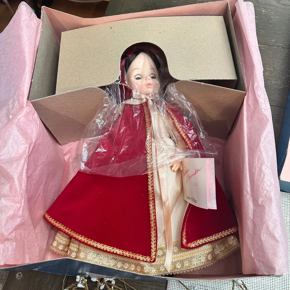 Madame Alexander 13 inch Snow‎ White Doll Character Vintage NEW in original Box
